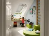 Kind speelt bij dakraam met zonwering in kinderkamer met speelhoek