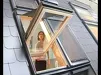 Dakraam geopend met vrouw in interieur, voorzien van zonwering