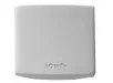 Witte rechthoekige behuizing van de Somfy universele RTS ontvanger voor buiten