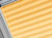Gouden VELUX Solar Plissé gordijn met zichtbaar bedieningsmechanisme