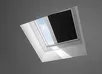 Velux lichtkoepel met half gesloten verduisterend plissegordijn in het dak