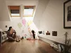 Kind tekent aan de muur bij VELUX dakraam met zonwering