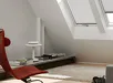 VELUX dakramen met plissegordijnen in moderne woonkamer